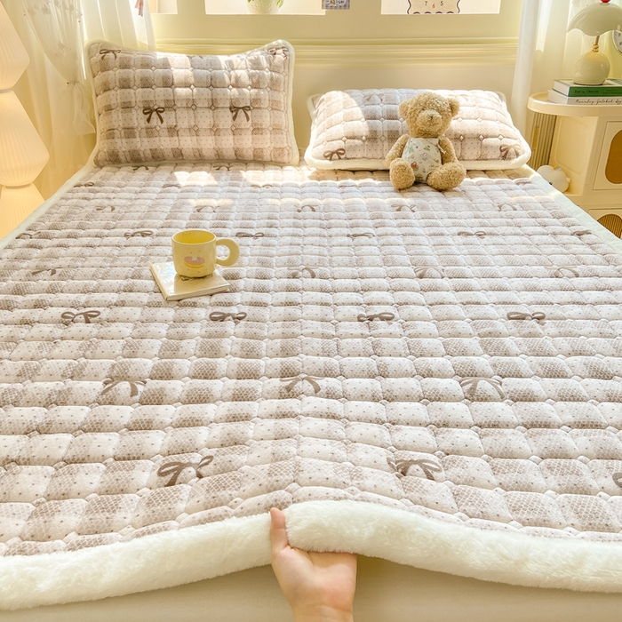 91家纺网 家纺一手货源 找家纺 家喜爱 2025新款亲肤牛奶绒加厚床垫-成人款 方格蝴蝶结