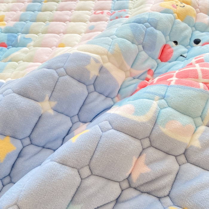 91家纺网 家纺一手货源 找家纺 家喜爱 2025新款亲肤牛奶绒加厚床垫-成人款 条纹小象