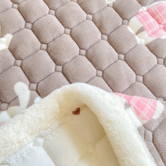 91家纺网 家纺一手货源 找家纺 家喜爱 2025新款亲肤牛奶绒加厚床垫-成人款 萌萌兔