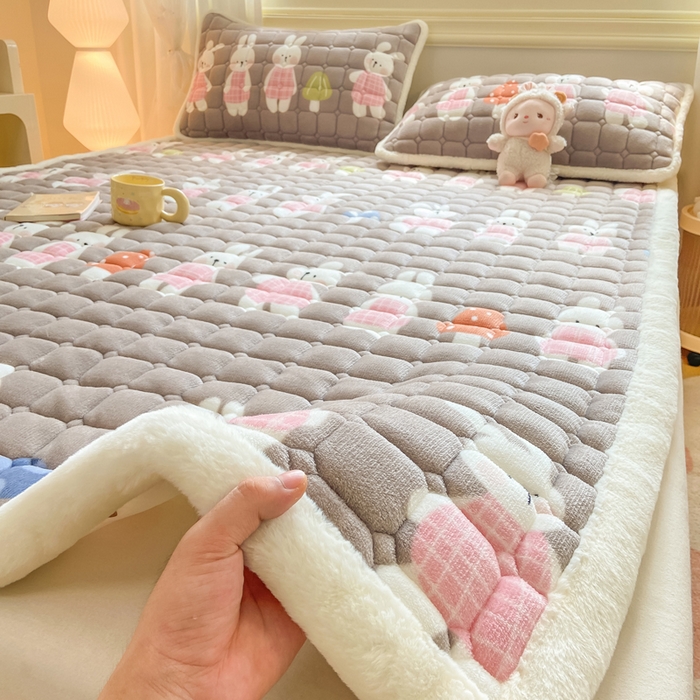 91家纺网 家纺一手货源 找家纺 家喜爱 2025新款亲肤牛奶绒加厚床垫-成人款 萌萌兔