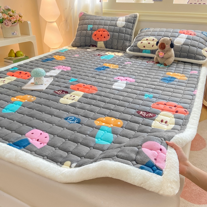91家纺网 家纺一手货源 找家纺 家喜爱 2025新款亲肤牛奶绒加厚床垫-成人款 欢乐蘑菇