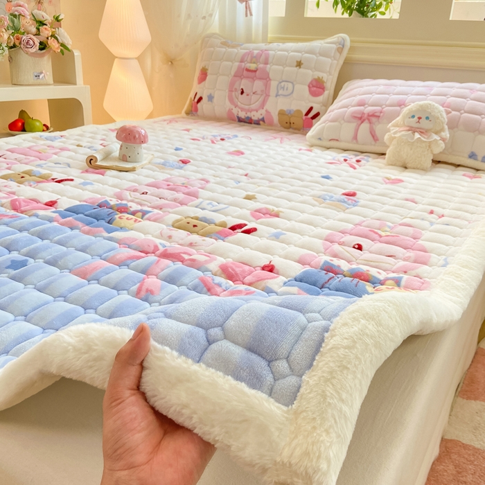 91家纺网 家纺一手货源 找家纺 家喜爱 2025新款亲肤牛奶绒加厚床垫-成人款 草莓布布