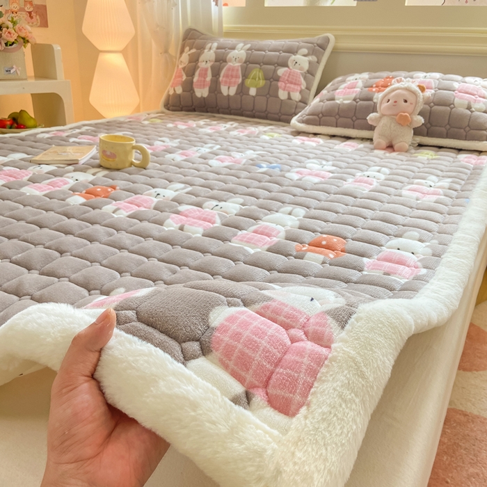 91家纺网 家纺一手货源 找家纺 家喜爱 2025新款亲肤牛奶绒加厚床垫-成人款 萌萌兔