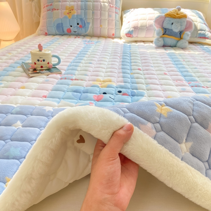 91家纺网 家纺一手货源 找家纺 家喜爱 2025新款亲肤牛奶绒加厚床垫-成人款 条纹小象