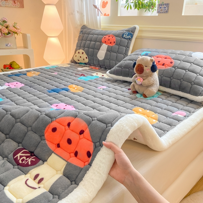 91家纺网 家纺一手货源 找家纺 家喜爱 2025新款亲肤牛奶绒加厚床垫-成人款 欢乐蘑菇
