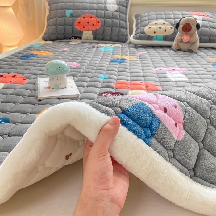 91家纺网 家纺一手货源 找家纺 家喜爱 2025新款亲肤牛奶绒加厚床垫-成人款 欢乐蘑菇