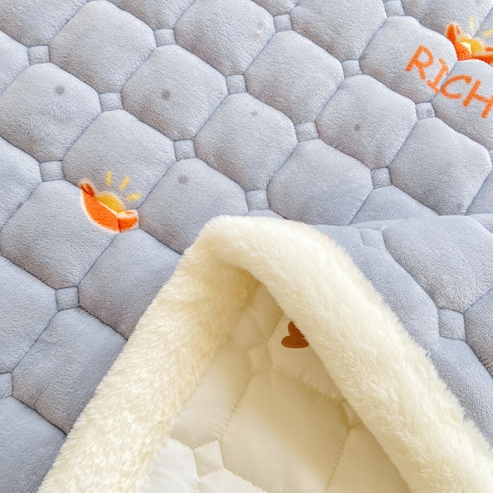 91家纺网 家纺一手货源 找家纺 家喜爱 2025新款亲肤牛奶绒加厚床垫-成人款 马上有钱