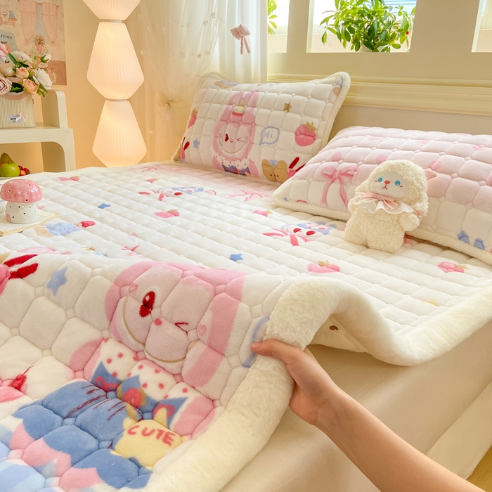 91家纺网 家纺一手货源 找家纺 家喜爱 2025新款亲肤牛奶绒加厚床垫-成人款 草莓布布