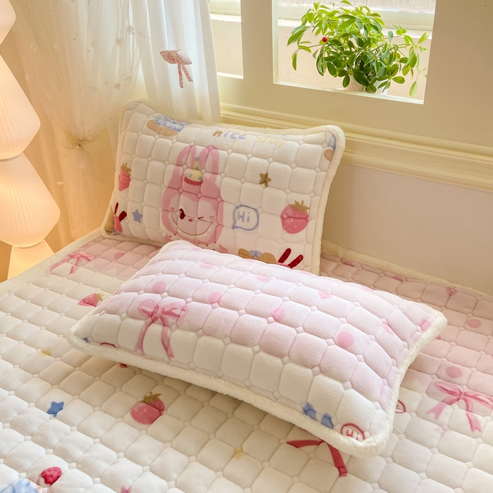 91家纺网 家纺一手货源 找家纺 家喜爱 2025新款亲肤牛奶绒加厚床垫-成人款 草莓布布