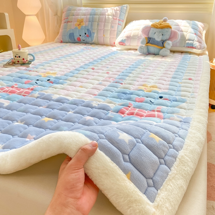 91家纺网 家纺一手货源 找家纺 家喜爱 2025新款亲肤牛奶绒加厚床垫-成人款 条纹小象