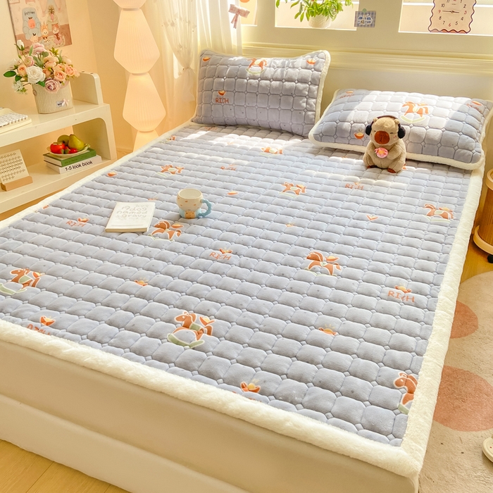 91家纺网 家纺一手货源 找家纺 家喜爱 2025新款亲肤牛奶绒加厚床垫-成人款 马上有钱