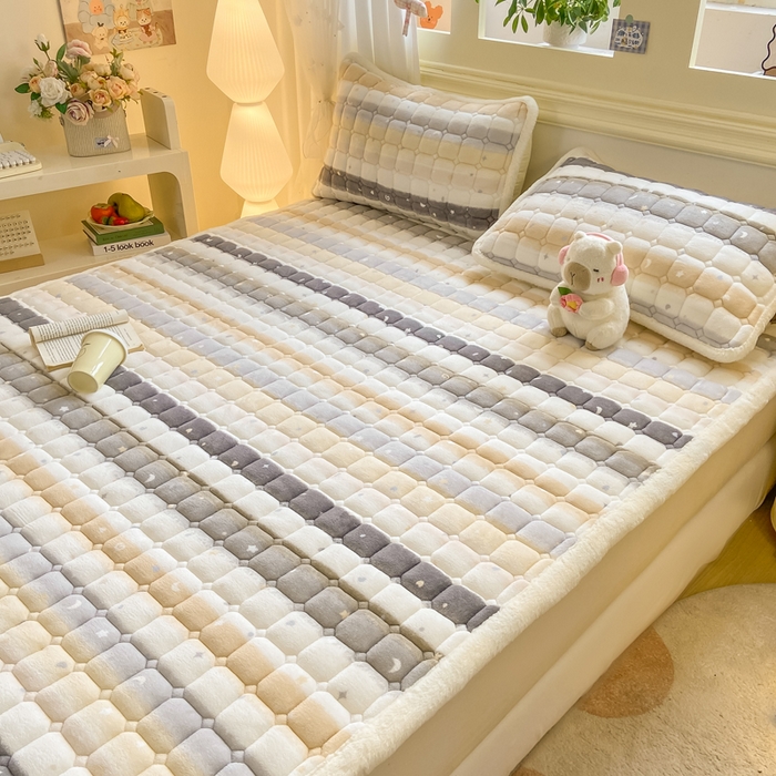 91家纺网 家纺一手货源 找家纺 家喜爱 2025新款亲肤牛奶绒加厚床垫-成人款 星月彩虹