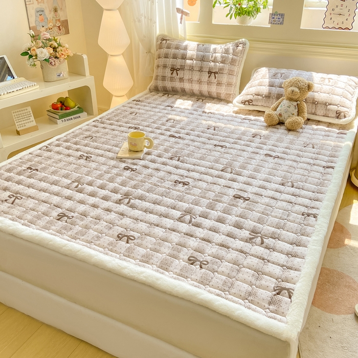 91家纺网 家纺一手货源 找家纺 家喜爱 2025新款亲肤牛奶绒加厚床垫-成人款 方格蝴蝶结