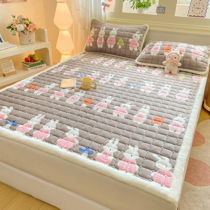 91家纺网 家纺一手货源 找家纺 家喜爱 2025新款亲肤牛奶绒加厚床垫-成人款 萌萌兔