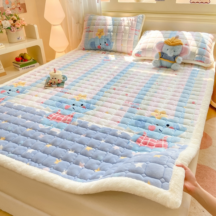 91家纺网 家纺一手货源 找家纺 家喜爱 2025新款亲肤牛奶绒加厚床垫-成人款 条纹小象