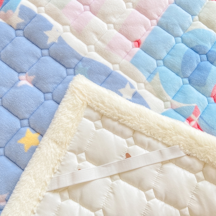 91家纺网 家纺一手货源 找家纺 家喜爱 2025新款亲肤牛奶绒加厚床垫-成人款 条纹小象