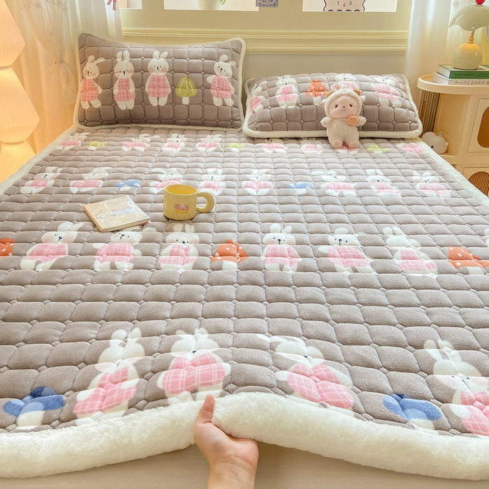 91家纺网 家纺一手货源 找家纺 家喜爱 2025新款亲肤牛奶绒加厚床垫-成人款 萌萌兔