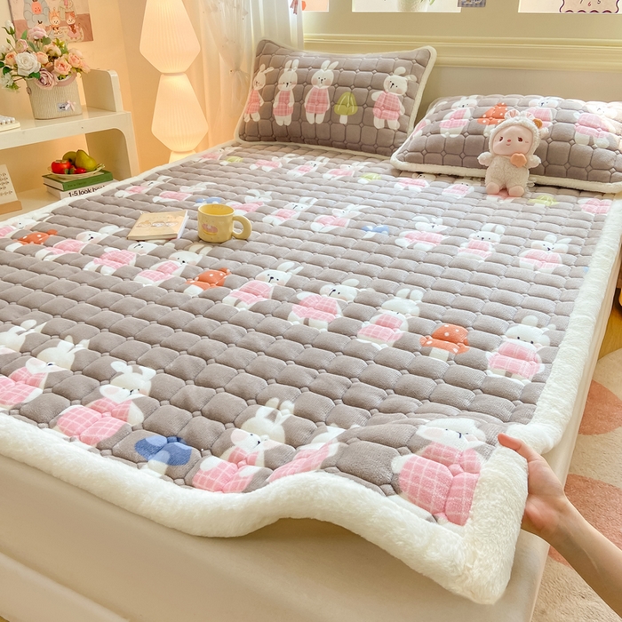 91家纺网 家纺一手货源 找家纺 家喜爱 2025新款亲肤牛奶绒加厚床垫-成人款 萌萌兔