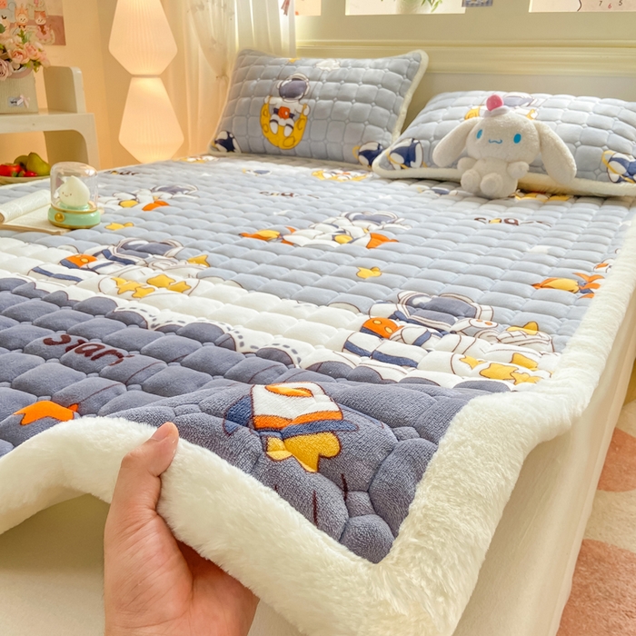91家纺网 家纺一手货源 找家纺 家喜爱 2025新款亲肤牛奶绒加厚床垫-成人款 太空人