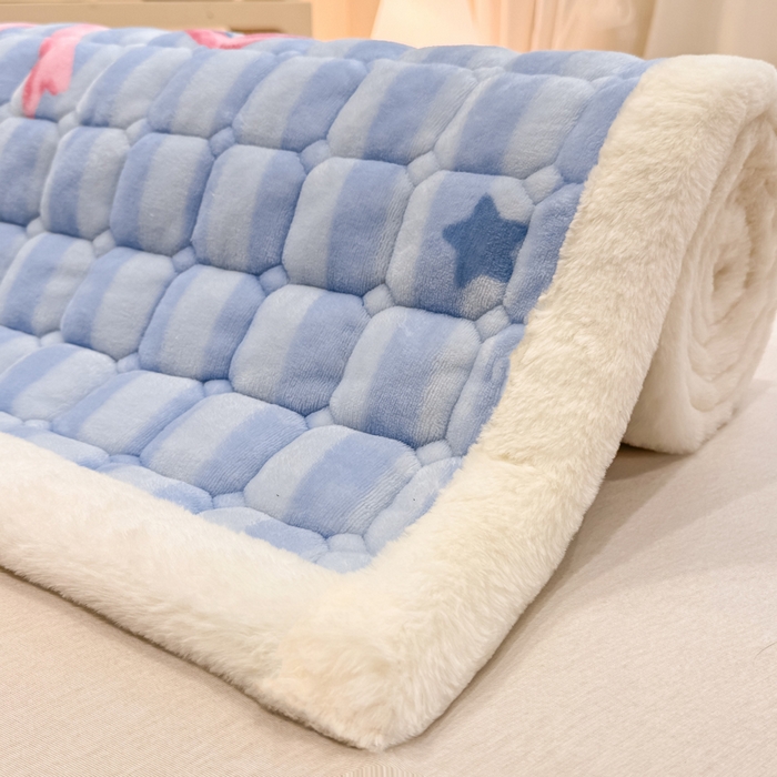 91家纺网 家纺一手货源 找家纺 家喜爱 2025新款亲肤牛奶绒加厚床垫-成人款 草莓布布