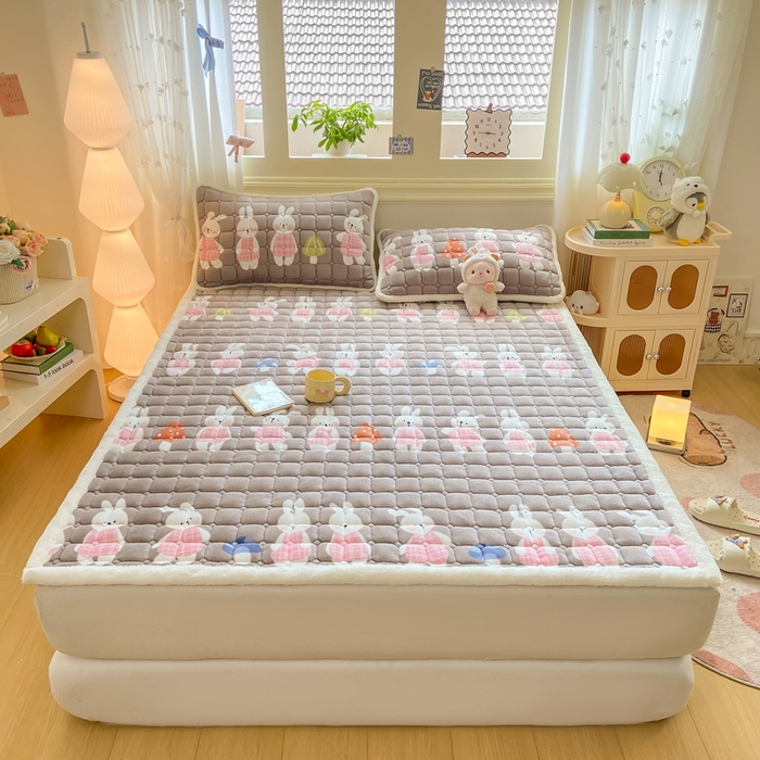 91家纺网 家纺一手货源 找家纺 家喜爱 2025新款亲肤牛奶绒加厚床垫-成人款 萌萌兔