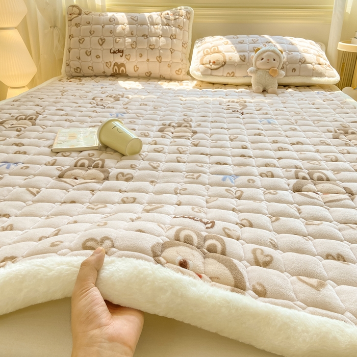 91家纺网 家纺一手货源 找家纺 家喜爱 2025新款亲肤牛奶绒加厚床垫-成人款 爱心小布