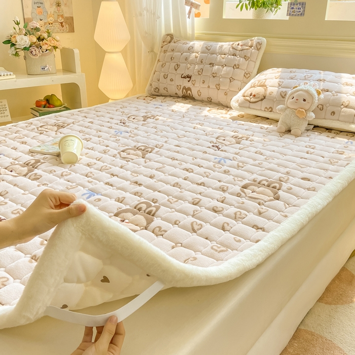 91家纺网 家纺一手货源 找家纺 家喜爱 2025新款亲肤牛奶绒加厚床垫-成人款 爱心小布