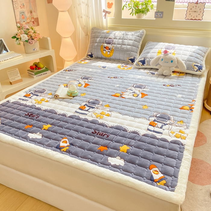 91家纺网 家纺一手货源 找家纺 家喜爱 2025新款亲肤牛奶绒加厚床垫-成人款 太空人