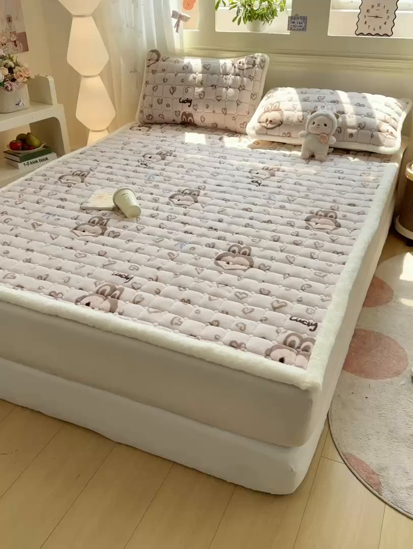 91家纺网 家纺一手货源 找家纺 家喜爱 2025新款亲肤牛奶绒加厚床垫-成人款 爱心小布