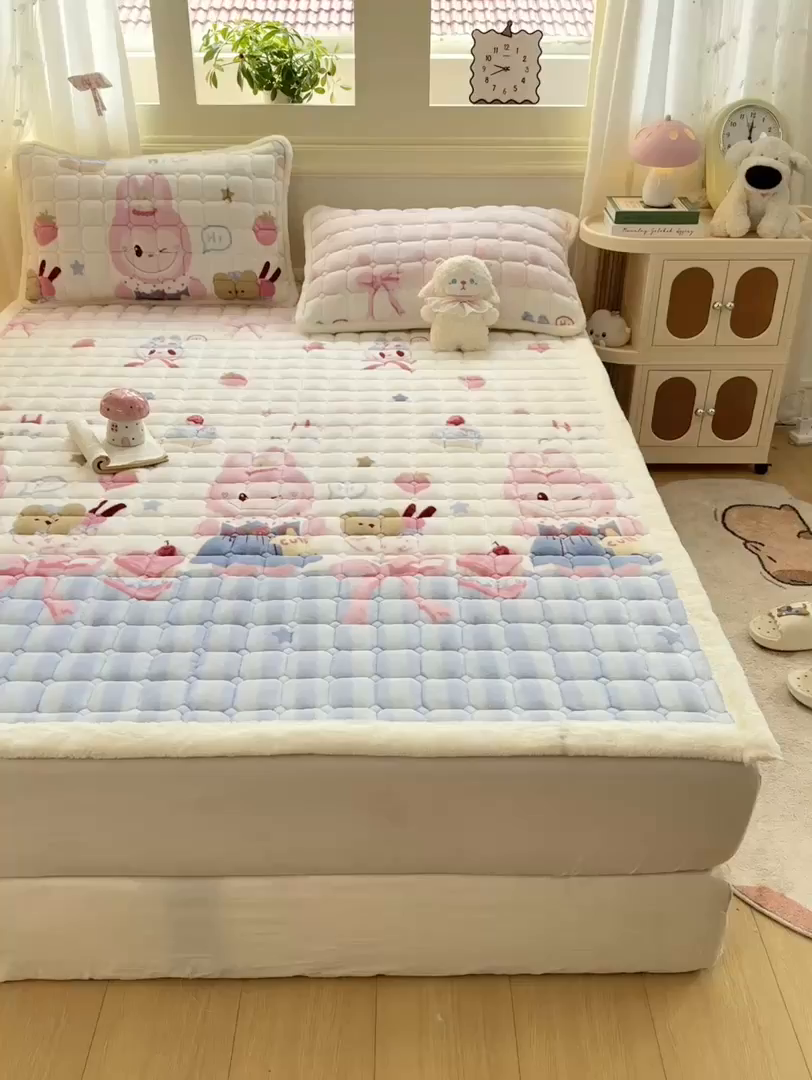91家纺网 家纺一手货源 找家纺 家喜爱 2025新款亲肤牛奶绒加厚床垫-成人款 草莓布布