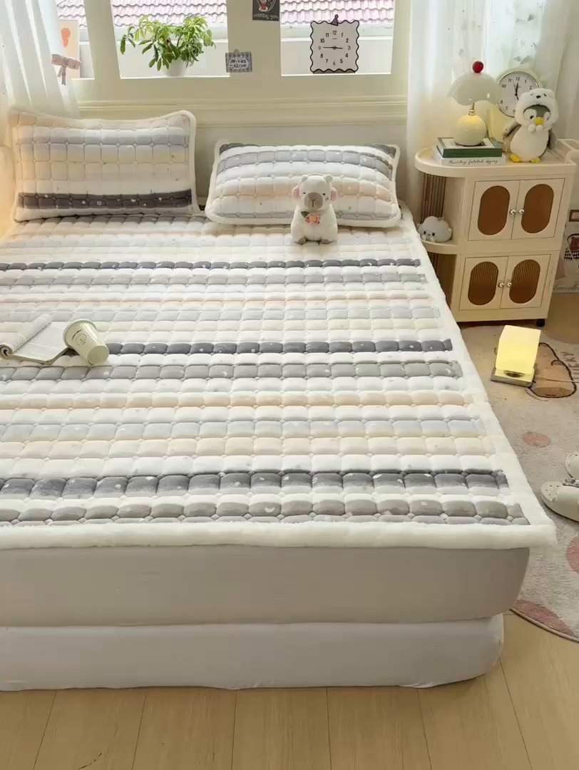 91家纺网 家纺一手货源 找家纺 家喜爱 2025新款亲肤牛奶绒加厚床垫-成人款 星月彩虹