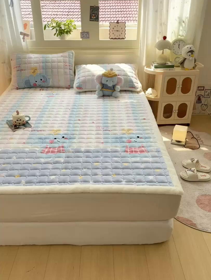 91家纺网 家纺一手货源 找家纺 家喜爱 2025新款亲肤牛奶绒加厚床垫-成人款 条纹小象