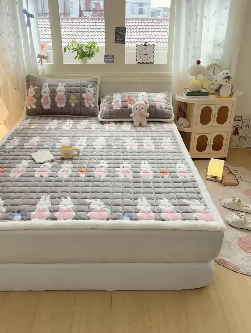 91家纺网 家纺一手货源 找家纺 家喜爱 2025新款亲肤牛奶绒加厚床垫-成人款 萌萌兔
