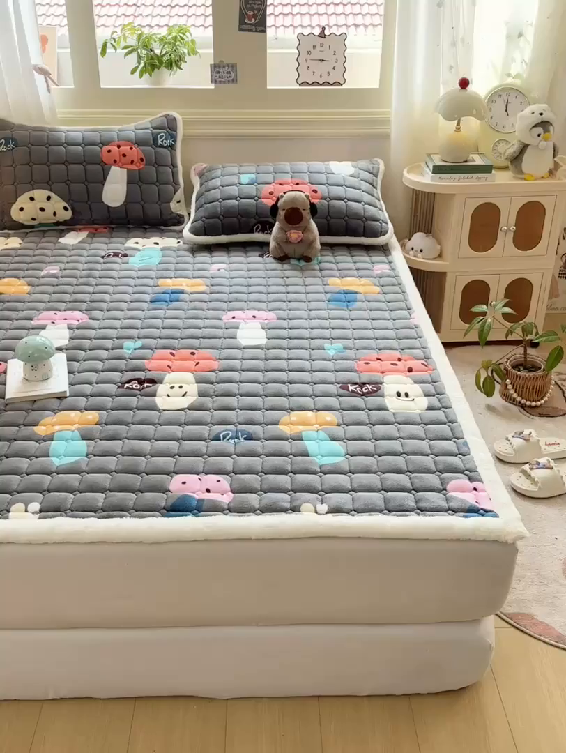 91家纺网 家纺一手货源 找家纺 家喜爱 2025新款亲肤牛奶绒加厚床垫-成人款 欢乐蘑菇