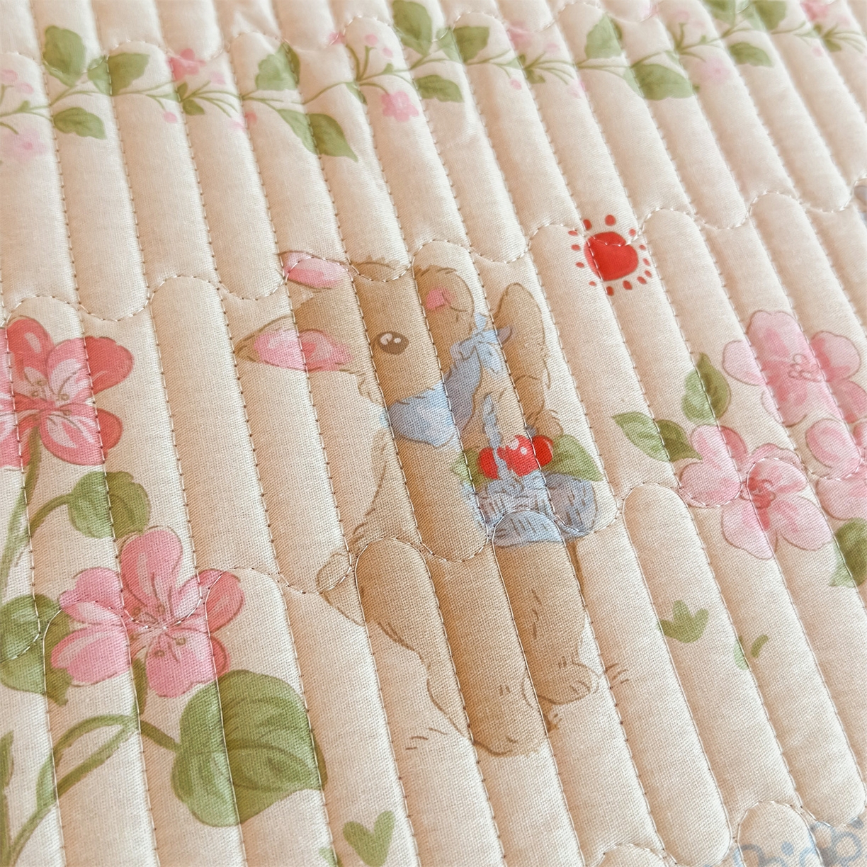 91家纺网 家纺一手货源 找家纺 恒爱家纺 2025新款全棉宝宝绒双拼床盖三件套 海棠兔