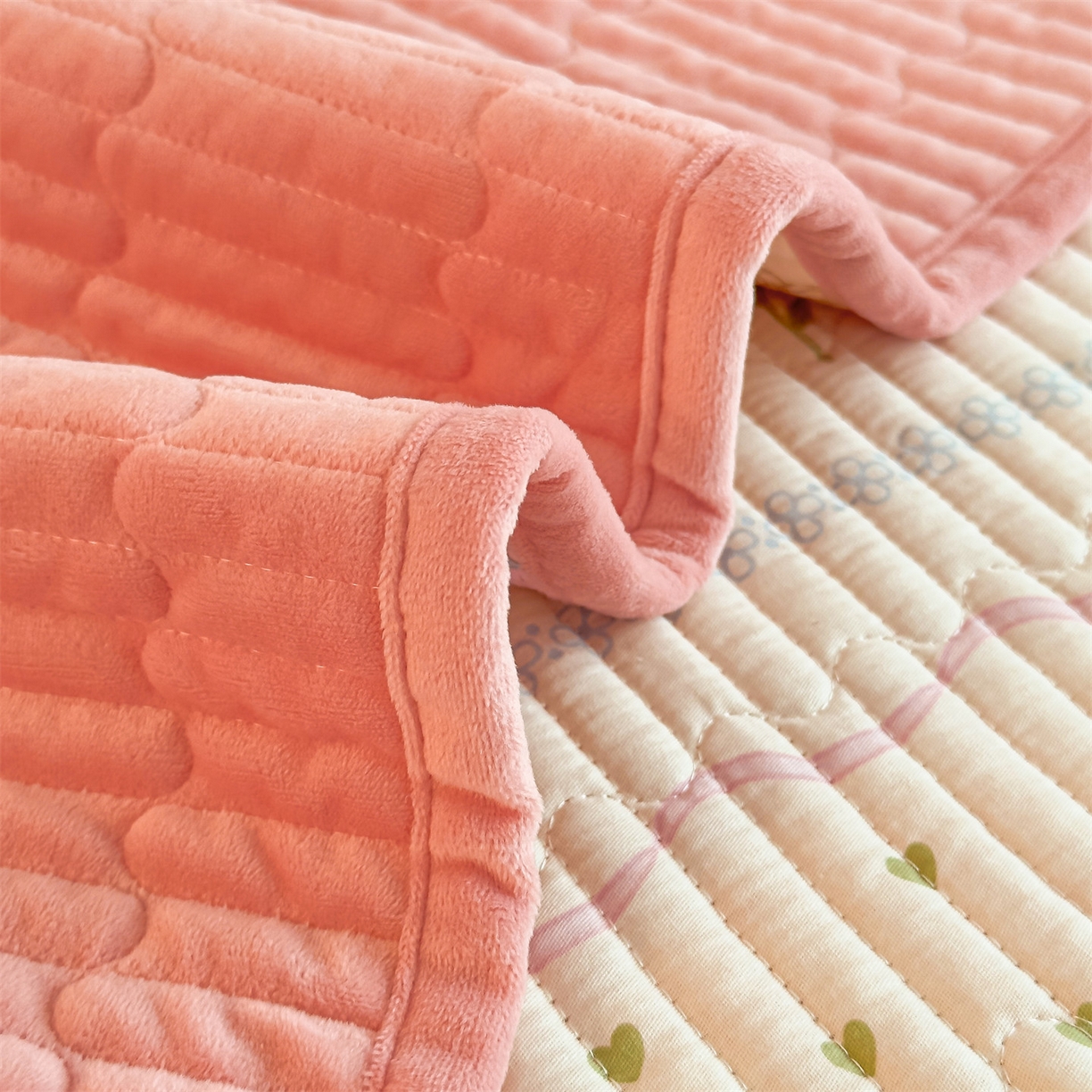 91家纺网 家纺一手货源 找家纺 恒爱家纺 2025新款全棉宝宝绒双拼床盖三件套 海棠兔