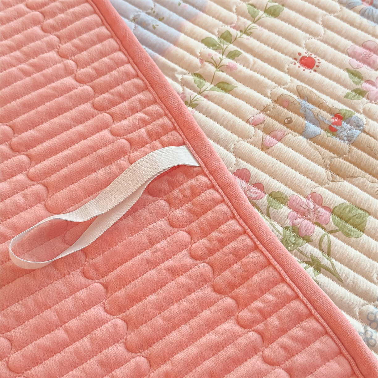 91家纺网 家纺一手货源 找家纺 恒爱家纺 2025新款全棉宝宝绒双拼床盖三件套 海棠兔