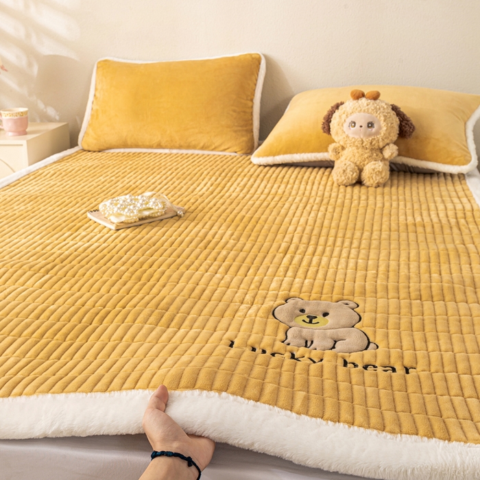91家纺网 家纺一手货源 找家纺 （总）梦初语 2025新款纯色牛奶绒贴布绣床垫褥冬季加绒加厚防滑学生宿舍 -直播爆款（面料17