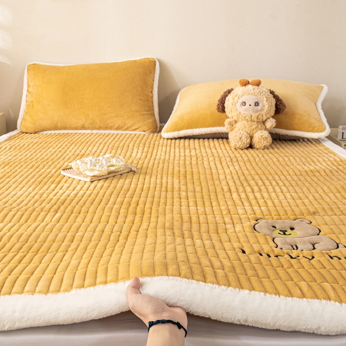 91家纺网 家纺一手货源 找家纺 （总）梦初语 2025新款纯色牛奶绒贴布绣床垫褥冬季加绒加厚防滑学生宿舍 -直播爆款（面料17