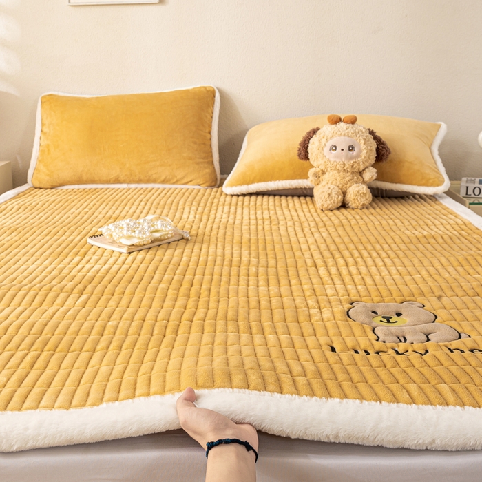 91家纺网 家纺一手货源 找家纺 （总）梦初语 2025新款纯色牛奶绒贴布绣床垫褥冬季加绒加厚防滑学生宿舍 -直播爆款（面料17