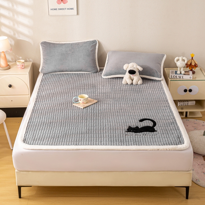 91家纺网 家纺一手货源 找家纺 梦初语 2025新款纯色牛奶绒贴布绣床垫褥冬季加绒加厚防滑学生宿舍 -直播爆款（面料17 猫咪-灰