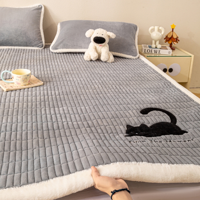91家纺网 家纺一手货源 找家纺 梦初语 2025新款纯色牛奶绒贴布绣床垫褥冬季加绒加厚防滑学生宿舍 -直播爆款（面料17 猫咪-灰