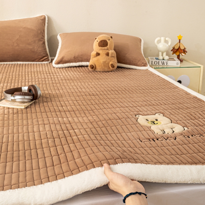 91家纺网 家纺一手货源 找家纺 梦初语 2025新款纯色牛奶绒贴布绣床垫褥冬季加绒加厚防滑学生宿舍 -直播爆款（面料17 维尼-棕