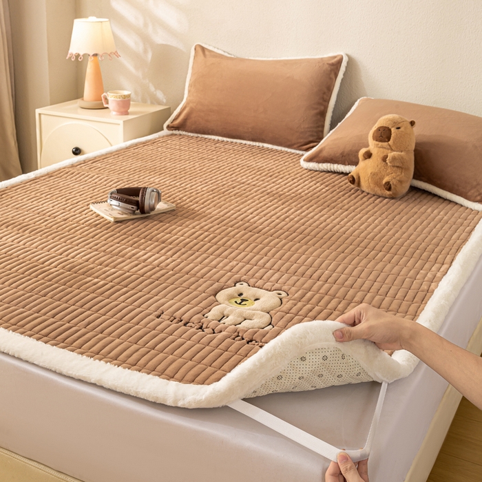 91家纺网 家纺一手货源 找家纺 梦初语 2025新款纯色牛奶绒贴布绣床垫褥冬季加绒加厚防滑学生宿舍 -直播爆款（面料17 维尼-棕