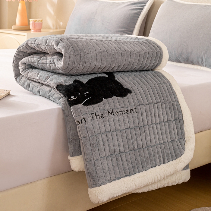 91家纺网 家纺一手货源 找家纺 梦初语 2025新款纯色牛奶绒贴布绣床垫褥冬季加绒加厚防滑学生宿舍 -直播爆款（面料17 猫咪-灰
