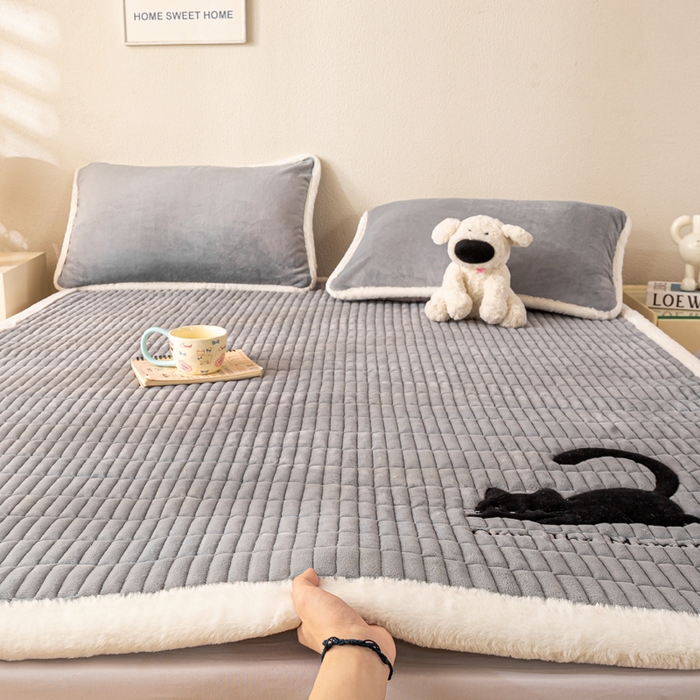 91家纺网 家纺一手货源 找家纺 梦初语 2025新款纯色牛奶绒贴布绣床垫褥冬季加绒加厚防滑学生宿舍 -直播爆款（面料17 猫咪-灰