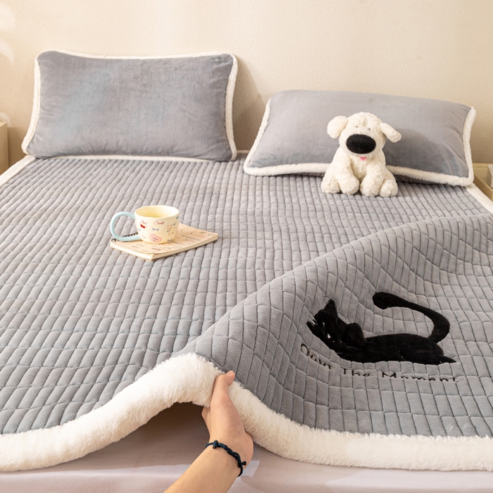 91家纺网 家纺一手货源 找家纺 梦初语 2025新款纯色牛奶绒贴布绣床垫褥冬季加绒加厚防滑学生宿舍 -直播爆款（面料17 猫咪-灰