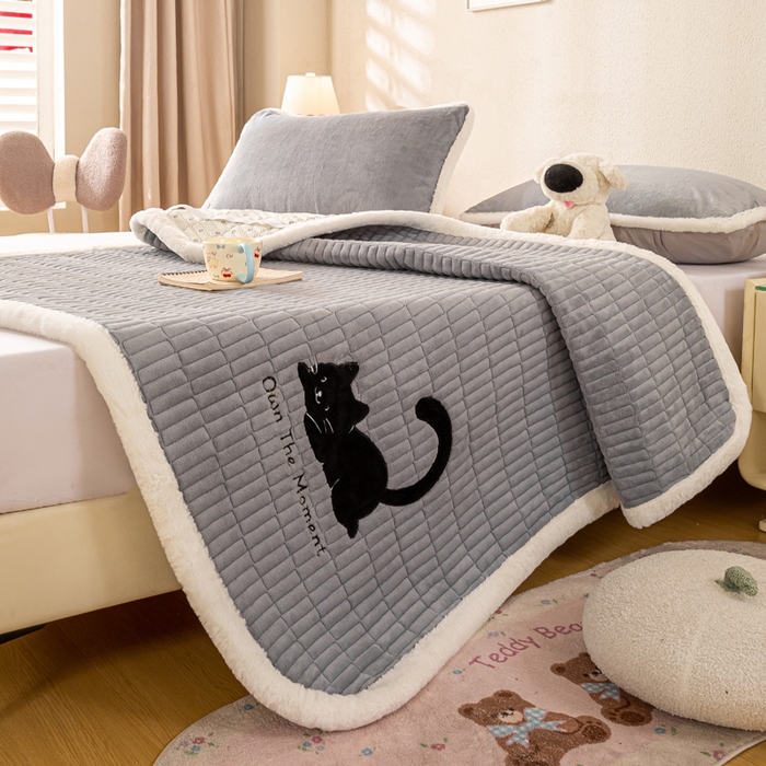 91家纺网 家纺一手货源 找家纺 梦初语 2025新款纯色牛奶绒贴布绣床垫褥冬季加绒加厚防滑学生宿舍 -直播爆款（面料17 猫咪-灰