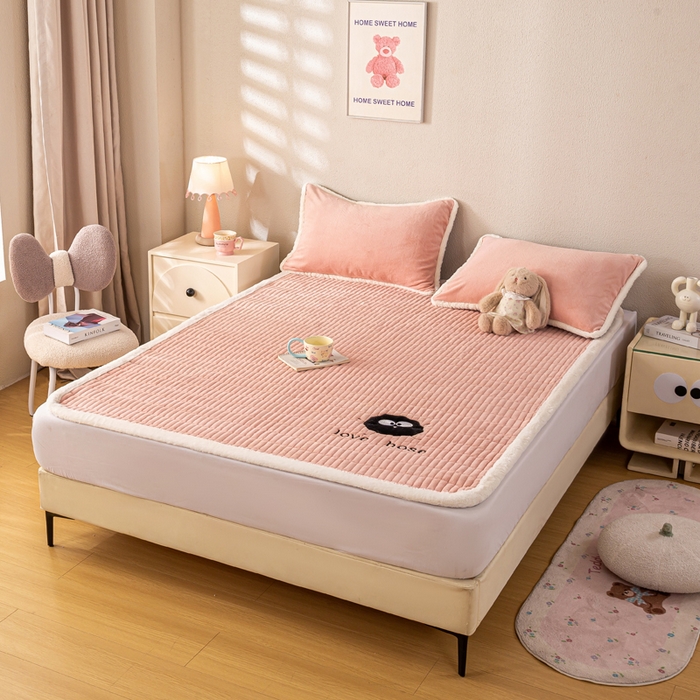 91家纺网 家纺一手货源 找家纺 梦初语 2025新款纯色牛奶绒贴布绣床垫褥冬季加绒加厚防滑学生宿舍 -直播爆款（面料17 小煤球-玉