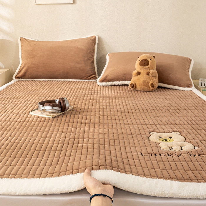 91家纺网 家纺一手货源 找家纺 梦初语 2025新款纯色牛奶绒贴布绣床垫褥冬季加绒加厚防滑学生宿舍 -直播爆款（面料17 维尼-棕